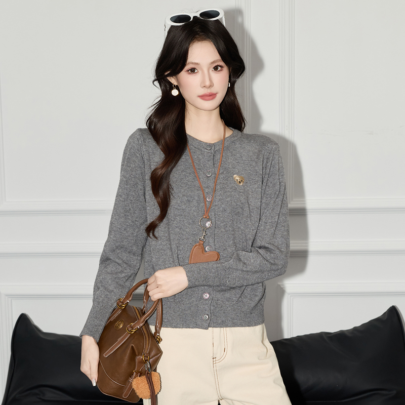 Casual and versatile gray knitted cardigan for women in early autumn 2025, new fashionable and stylish design, niche and versatile sweater Casual and versatile gray knitted cardigan for women in early autumn 2025, new fashionable and stylish design, niche and versatile sweater