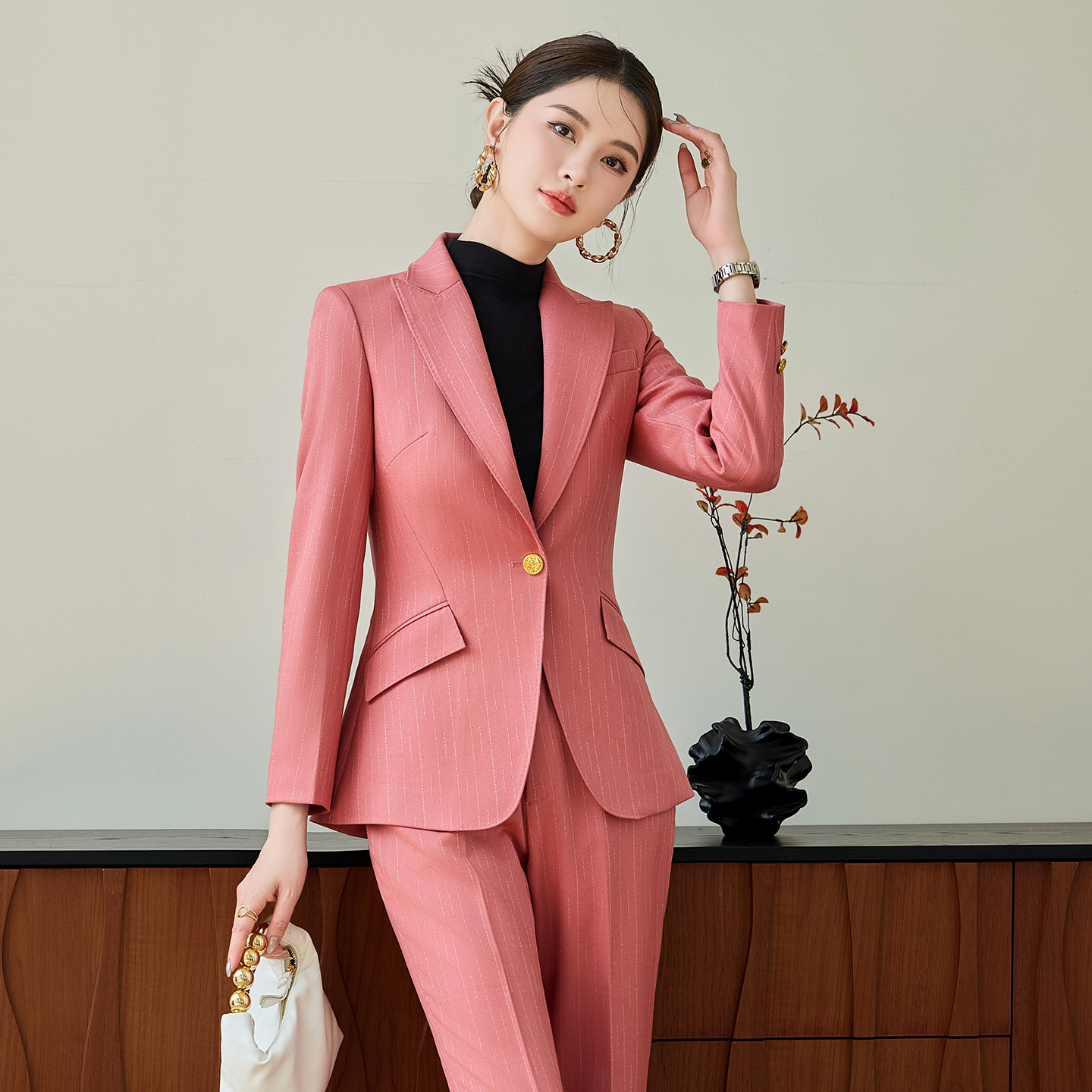 Slimming temperament pink suit for women 2025 early autumn new style simple and efficient commuting versatile long sleeved mini suit Slimming temperament pink suit for women 2025 early autumn new style simple and efficient commuting versatile long sleeved mini suit