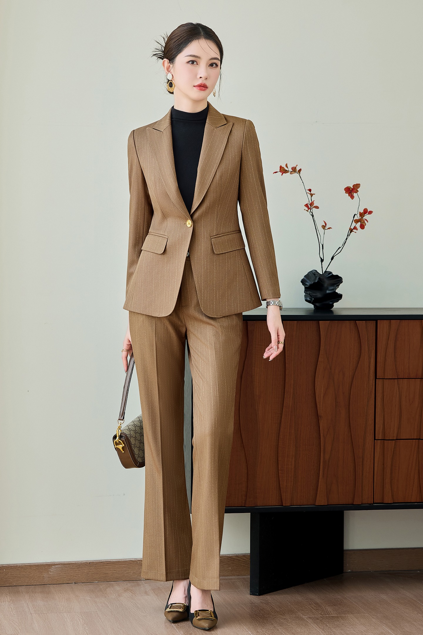 Advanced green striped suit set for women in early autumn 2025, slim fit, one button commuting formal suit, professional work uniform Advanced green striped suit set for women in early autumn 2025, slim fit, one button commuting formal suit, professional work uniform