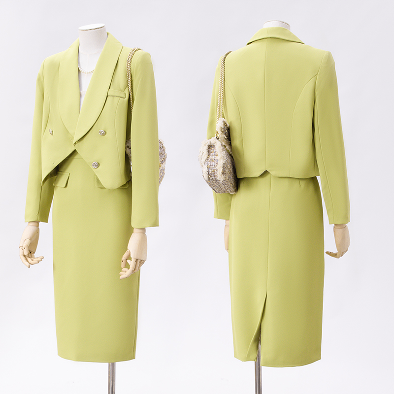 Short and petite suit, half skirt set, women's 2025 early autumn new style, minimalist temperament, age reducing short suit Short and petite suit, half skirt set, women's 2025 early autumn new style, minimalist temperament, age reducing short suit