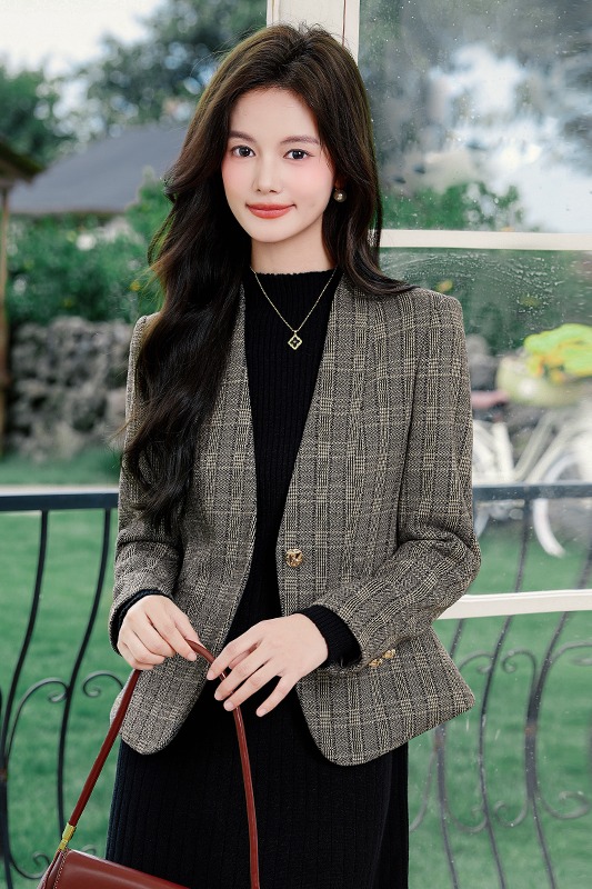 Small plaid suit jacket for women, early autumn new design, niche temperament, retro commuting collarless small suit Small plaid suit jacket for women, early autumn new design, niche temperament, retro commuting collarless small suit