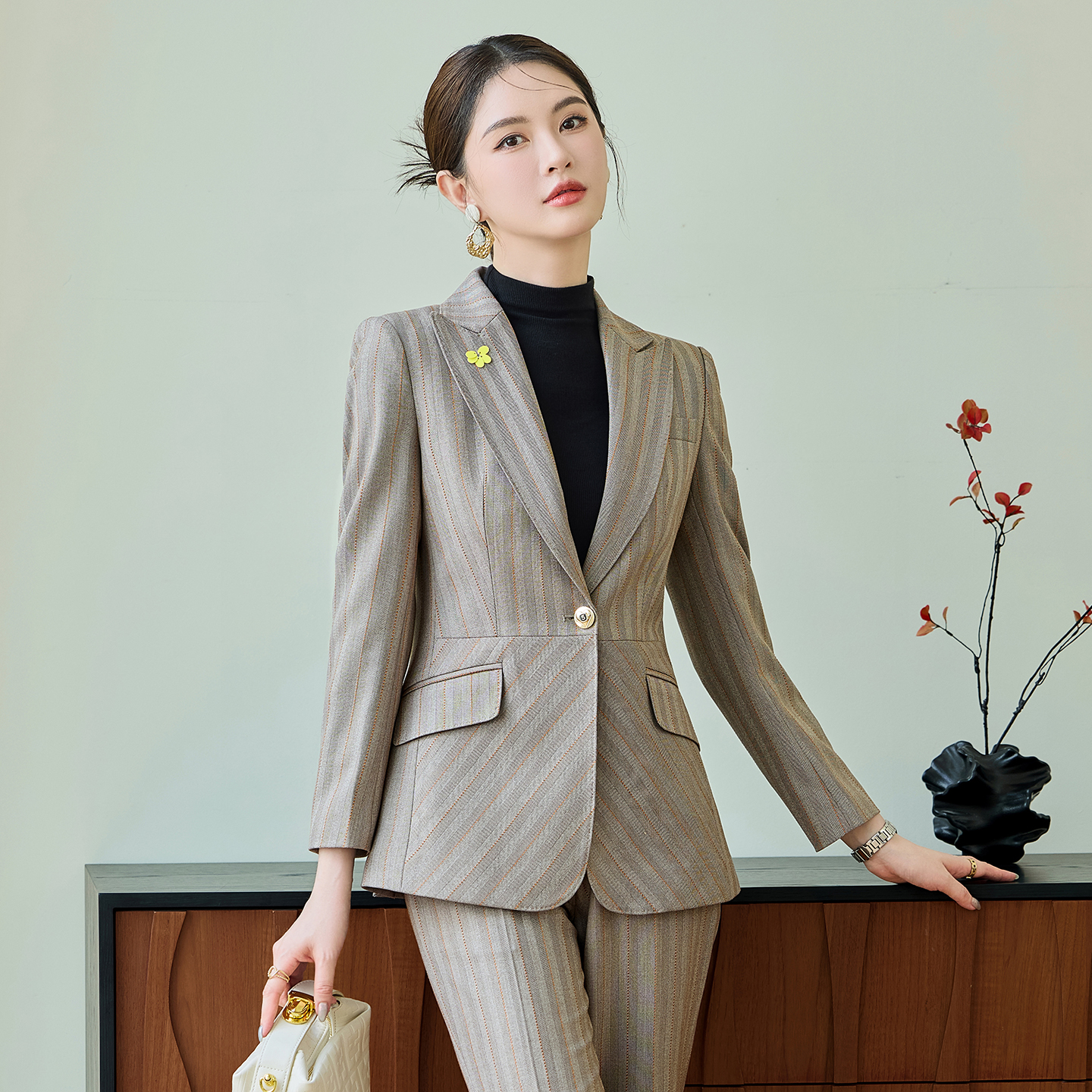 Fashionable and minimalist striped suit set for women in autumn 2025, slim fit and slimming one button commuting professional formal suit Fashionable and minimalist striped suit set for women in autumn 2025, slim fit and slimming one button commuting professional formal suit