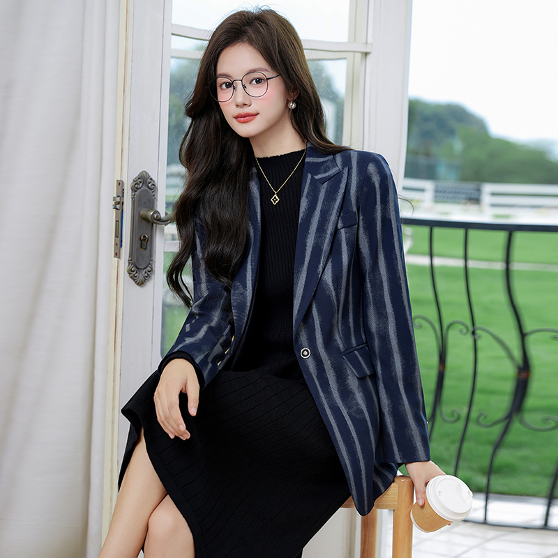 Fashionable and minimalist striped suit jacket for women in autumn 2025, new slim fit temperament commuting professional suit top Fashionable and minimalist striped suit jacket for women in autumn 2025, new slim fit temperament commuting professional suit top