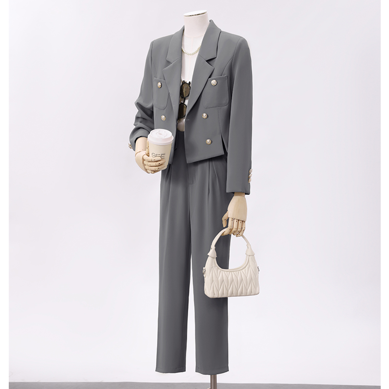 Minimalist temperament, petite suit for women, autumn 2025 design sense, niche commuting versatile short suit Minimalist temperament, petite suit for women, autumn 2025 design sense, niche commuting versatile short suit