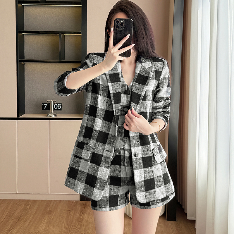 Cotton and linen checkered suit shorts vest set for women in autumn and winter of 2025, fashionable temperament, design sense, niche suit Cotton and linen checkered suit shorts vest set for women in autumn and winter of 2025, fashionable temperament, design sense, niche suit