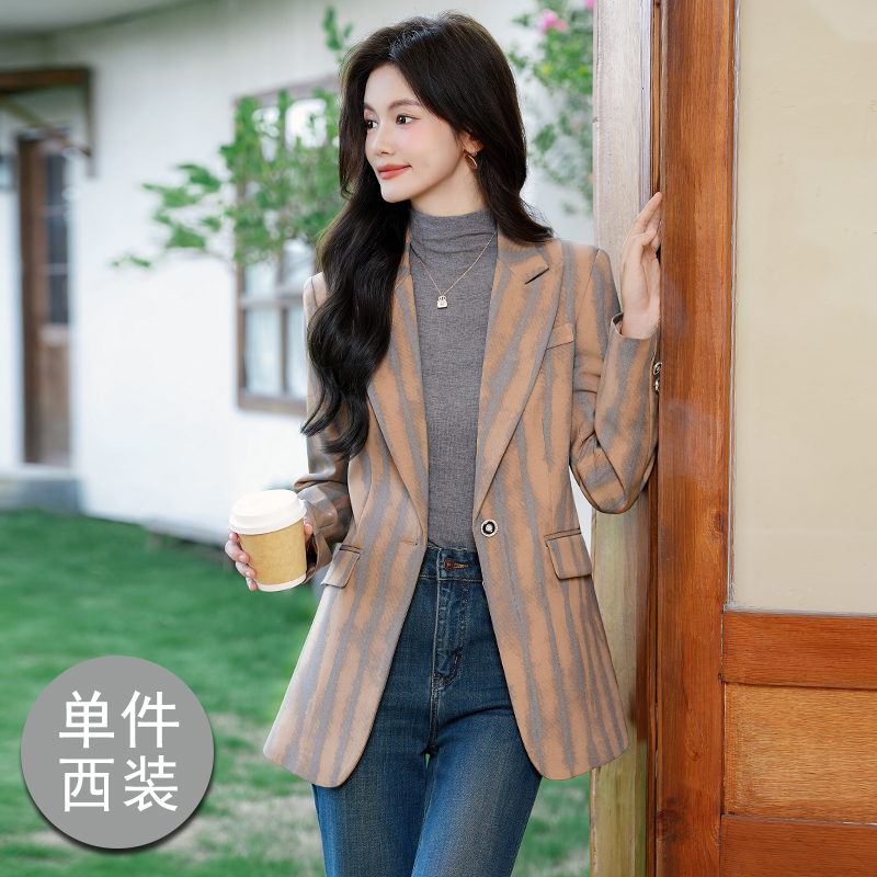 Fashionable and minimalist striped suit jacket for women in autumn 2025, new slim fit temperament commuting professional suit top Fashionable and minimalist striped suit jacket for women in autumn 2025, new slim fit temperament commuting professional suit top