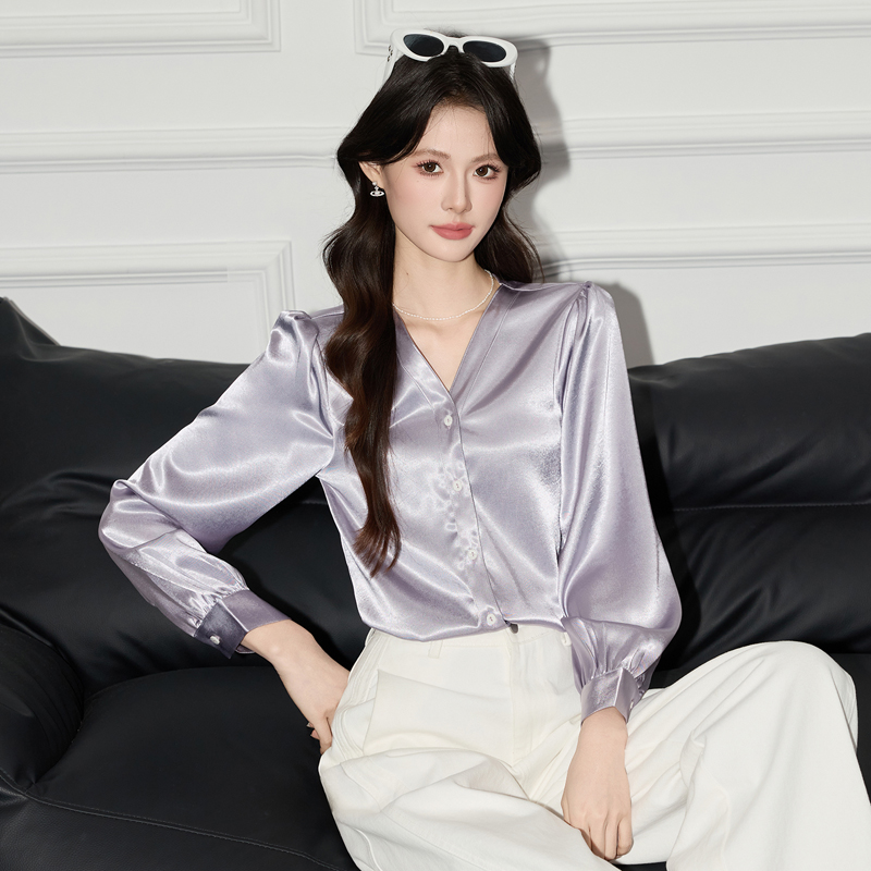 Advanced acetic acid satin purple shirt for women in early autumn 2025, new design with a niche temperament, V-neck shirt