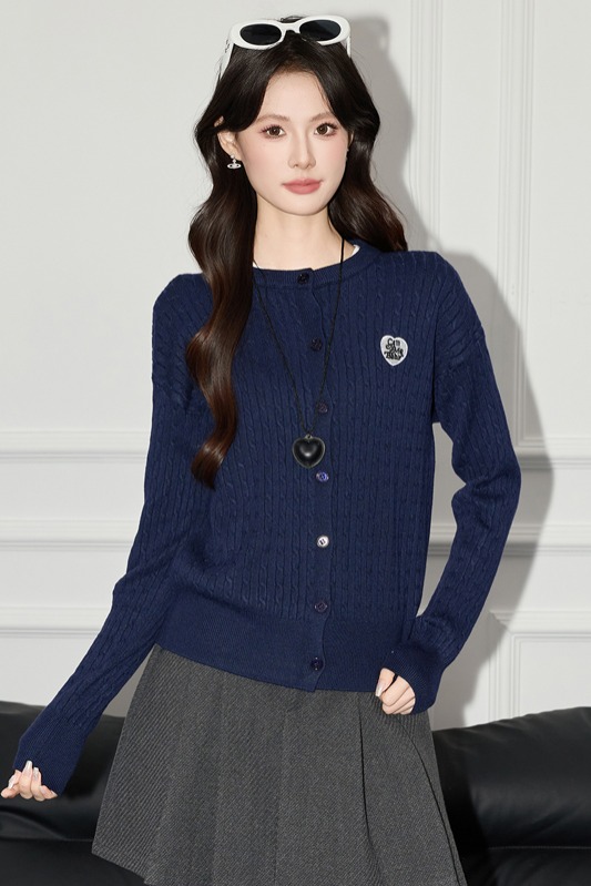 2025 temperament round neck knitted cardigan women's autumn decoration looks slim and tall, with a versatile sweater design sense 2025 temperament round neck knitted cardigan women's autumn decoration looks slim and tall, with a versatile sweater design sense