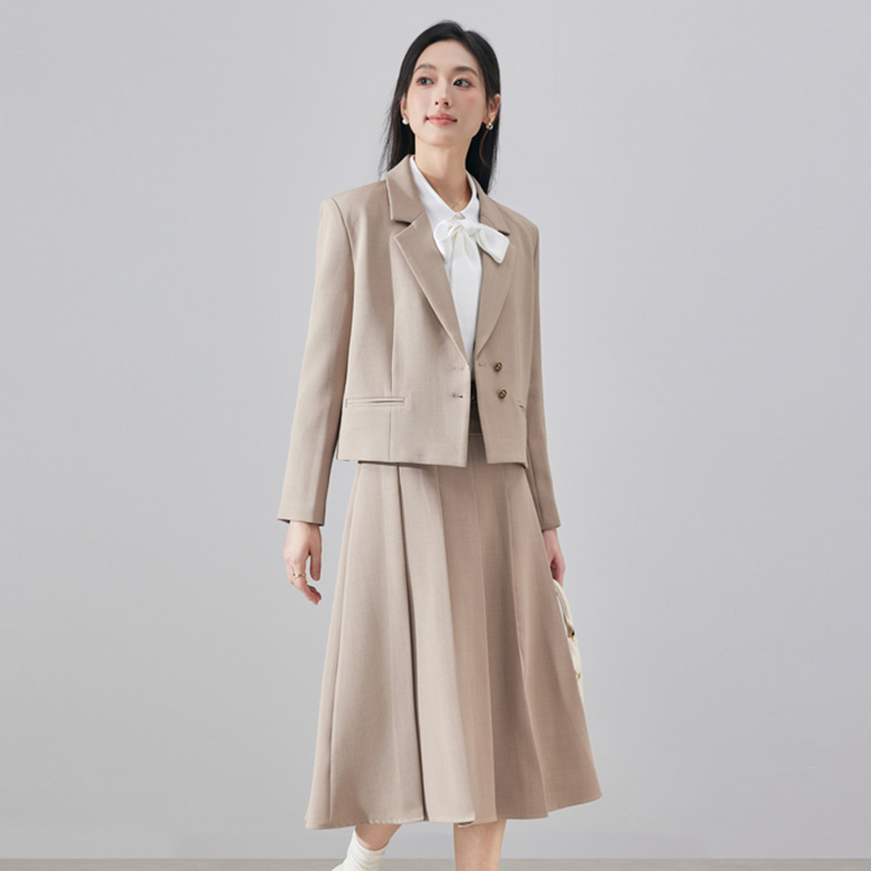Short style suit for women in early autumn 2025, fashionable and simple temperament, goddess style commuting professional long sleeved suit Short style suit for women in early autumn 2025, fashionable and simple temperament, goddess style commuting professional long sleeved suit