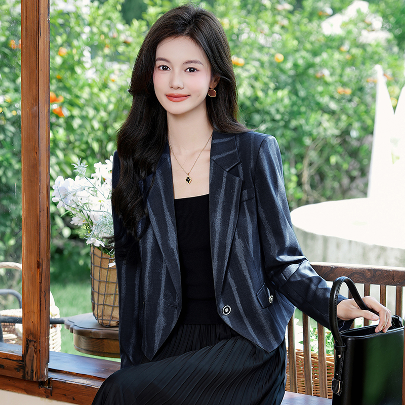 Short striped suit jacket for women in early autumn 2025, short and stylish, simple and versatile long sleeved suit Short striped suit jacket for women in early autumn 2025, short and stylish, simple and versatile long sleeved suit
