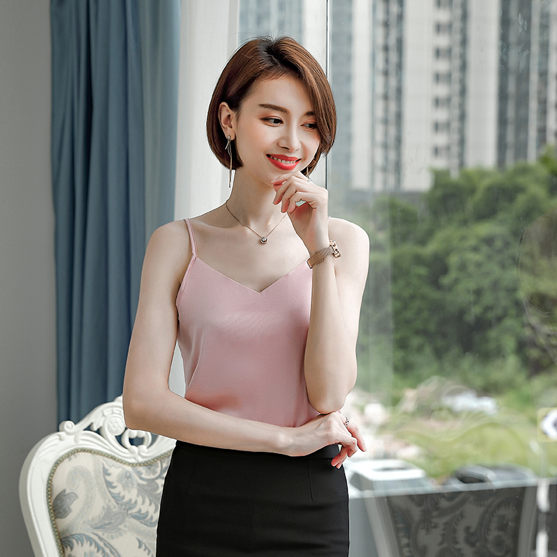 Fashionable and minimalist interior bottom camisole for women 2025 autumn new design, niche temperament, versatile commuting vest Fashionable and minimalist interior bottom camisole for women 2025 autumn new design, niche temperament, versatile commuting vest