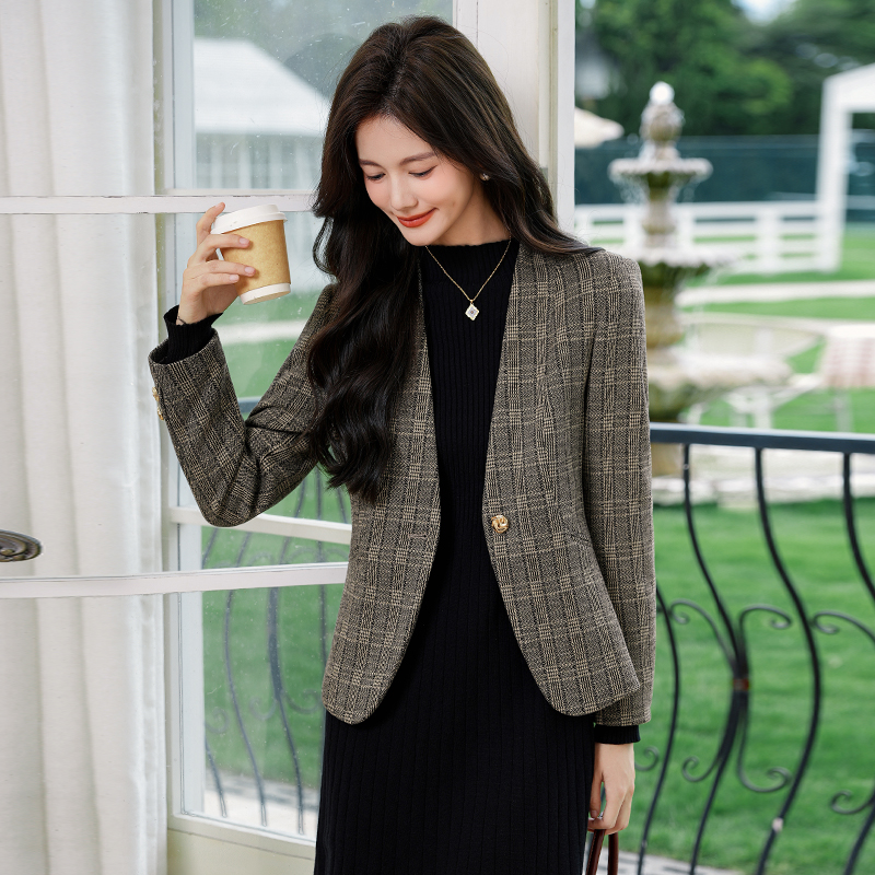 Small plaid suit jacket for women, early autumn new design, niche temperament, retro commuting collarless small suit Small plaid suit jacket for women, early autumn new design, niche temperament, retro commuting collarless small suit