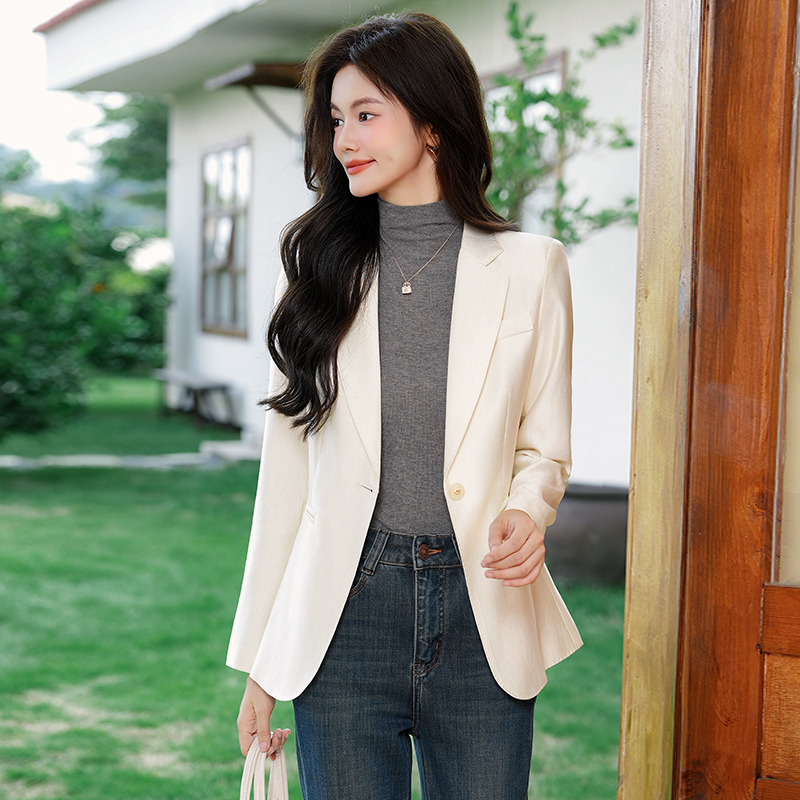Fashionable and versatile long sleeved suit jacket for women in early autumn, with a niche design and a casual commuting professional suit Fashionable and versatile long sleeved suit jacket for women in early autumn, with a niche design and a casual commuting professional suit
