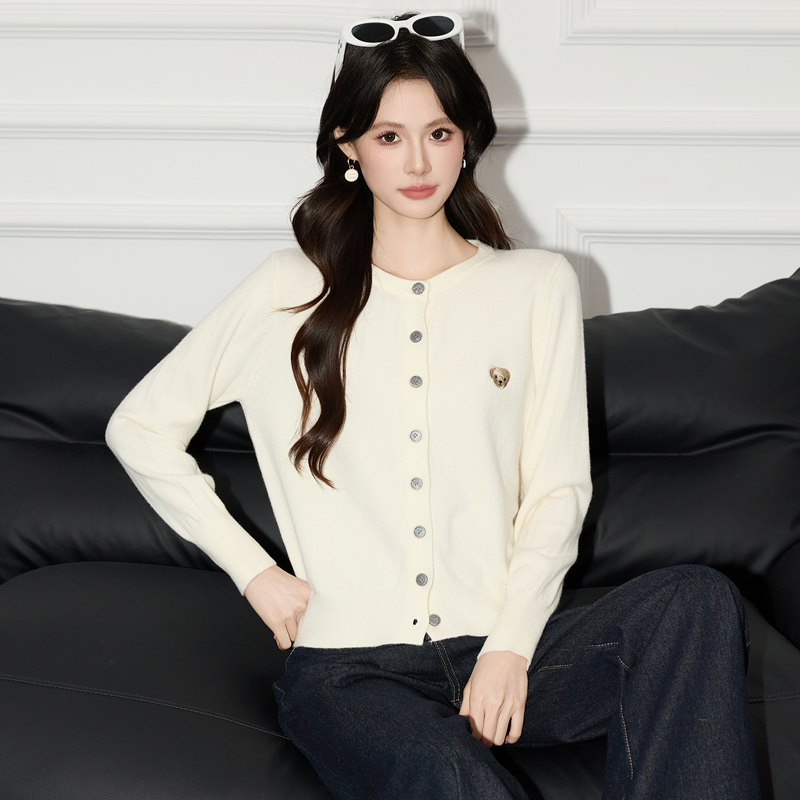 Casual and versatile gray knitted cardigan for women in early autumn 2025, new fashionable and stylish design, niche and versatile sweater Casual and versatile gray knitted cardigan for women in early autumn 2025, new fashionable and stylish design, niche and versatile sweater