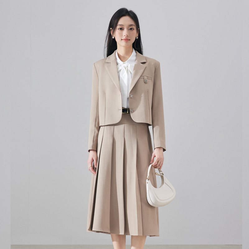Small suit, half skirt, two-piece set, professional women's clothing, 2025 autumn new design, simple and versatile suit