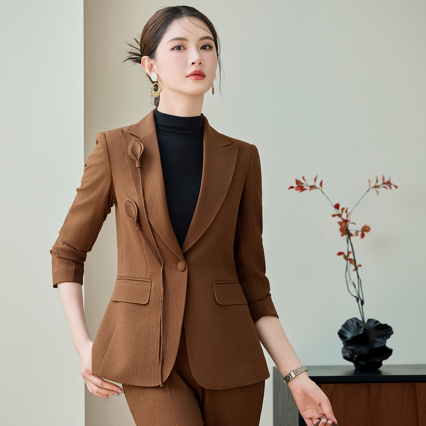 High end long sleeved suit jacket with a sense of design, women's 2025 autumn outfit new style, simple and capable temperament, slim fit suit set High end long sleeved suit jacket with a sense of design, women's 2025 autumn outfit new style, simple and capable temperament, slim fit suit set