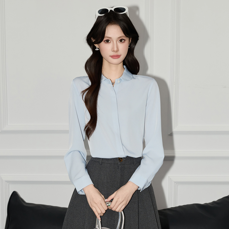 Commuting versatile blue shirt for women in autumn 2025, new fashionable and simple style, inner layer bottom shirt, long sleeved shirt