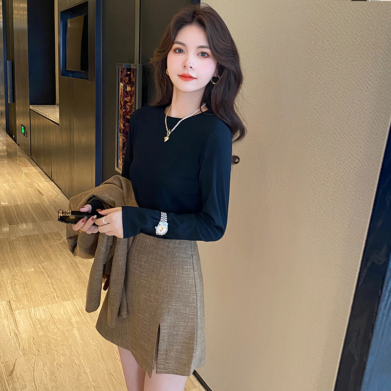 Short round neck T-shirt for women in autumn 2025, slim fit and slimming style, casual and versatile small base shirt Short round neck T-shirt for women in autumn 2025, slim fit and slimming style, casual and versatile small base shirt