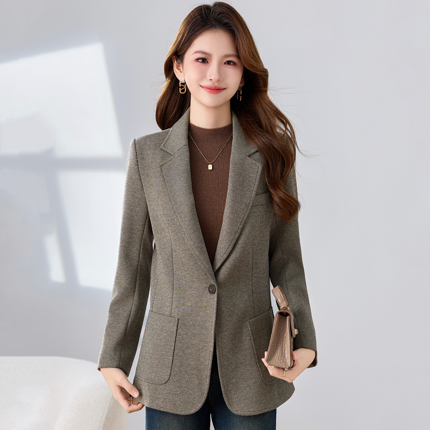 Slim fit one button suit jacket for women in the autumn of 2025, fashionable, simple and capable temperament, goddess style small suit Slim fit one button suit jacket for women in the autumn of 2025, fashionable, simple and capable temperament, goddess style small suit