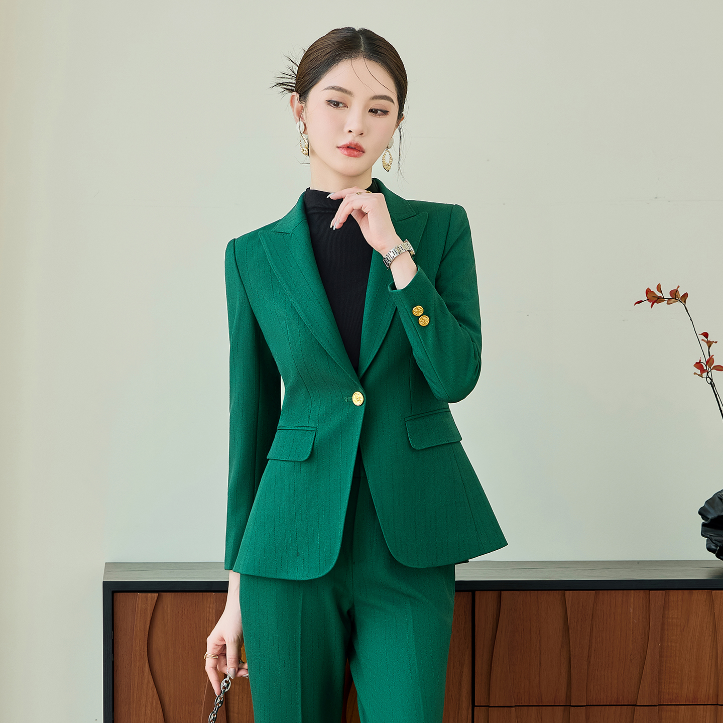 Advanced green striped suit set for women in early autumn 2025, slim fit, one button commuting formal suit, professional work uniform