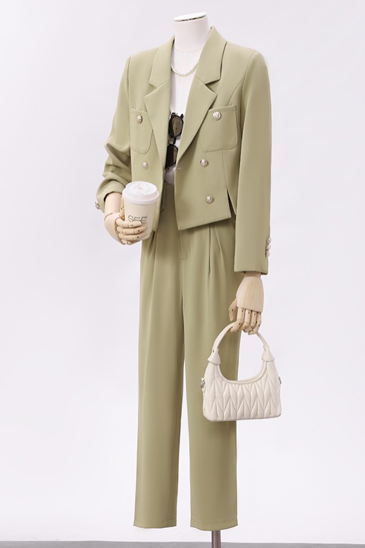 Minimalist temperament, petite suit for women, autumn 2025 design sense, niche commuting versatile short suit Minimalist temperament, petite suit for women, autumn 2025 design sense, niche commuting versatile short suit