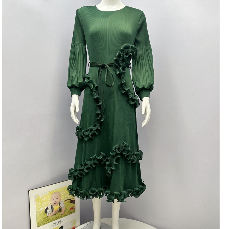 Sanzhai's new European and American style bubble sleeves with pleated black fungus edges, dense edges, three-dimensional lotus leaf edges, and high-end dress design sense Sanzhai's new European and American style bubble sleeves with pleated black fungus edges, dense edges, three-dimensional lotus leaf edges, and high-end dress design sense