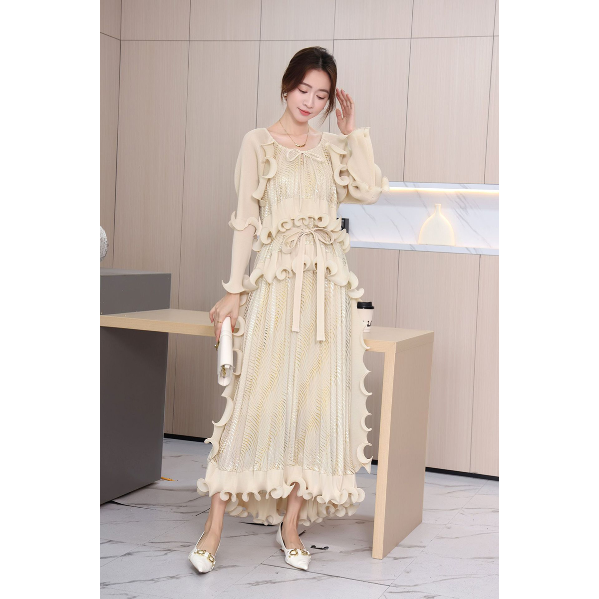 Sanzhai 2025 Heavy Industry Foreign Trade Folded Fungus Edge Tight Edge Strap Splicing Gold Plated Dress with Crimson Fold Large Size Dress Sanzhai 2025 Heavy Industry Foreign Trade Folded Fungus Edge Tight Edge Strap Splicing Gold Plated Dress with Crimson Fold Large Size Dress
