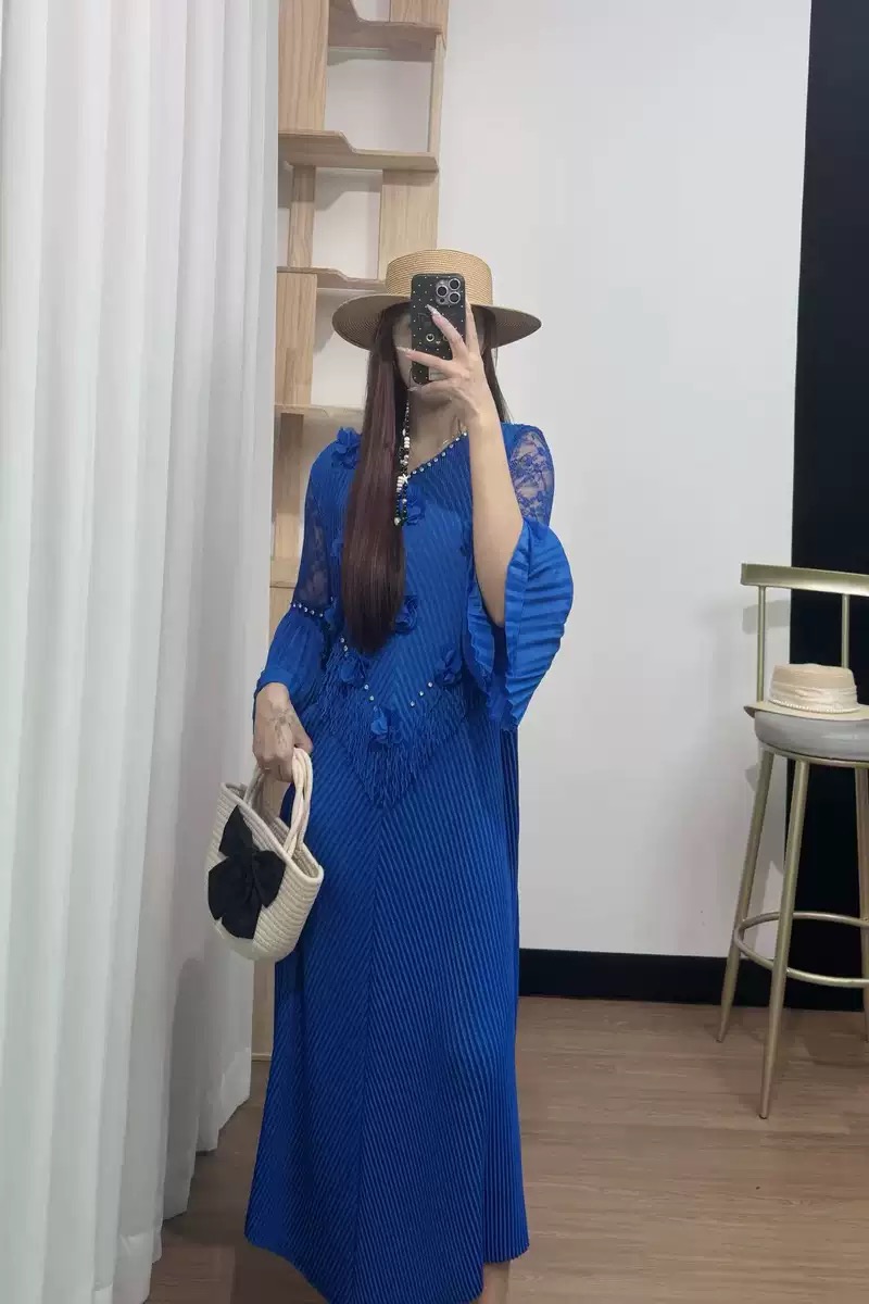 Cross border Europe, America, Africa plus size design sense lace pleated nail drill tassel three-dimensional flower trumpet sleeve women's dress Cross border Europe, America, Africa plus size design sense lace pleated nail drill tassel three-dimensional flower trumpet sleeve women's dress