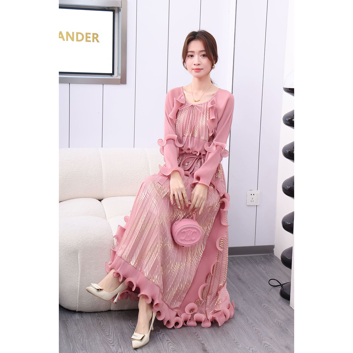 Sanzhai 2025 Heavy Industry Foreign Trade Folded Fungus Edge Tight Edge Strap Splicing Gold Plated Dress with Crimson Fold Large Size Dress Sanzhai 2025 Heavy Industry Foreign Trade Folded Fungus Edge Tight Edge Strap Splicing Gold Plated Dress with Crimson Fold Large Size Dress