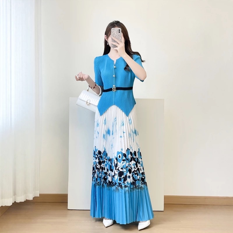 Miyake plus size set, summer new style, pleated design, waist cinching top, printed color blocked large swing skirt, two-piece set for women Miyake plus size set, summer new style, pleated design, waist cinching top, printed color blocked large swing skirt, two-piece set for women