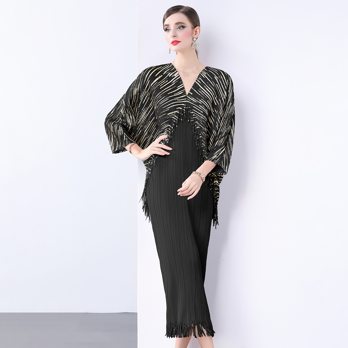 Miyake socialite elegant dress, women's European and American style fashionable V-neck batball sleeve loose hanging pleated fringe dress Miyake socialite elegant dress, women's European and American style fashionable V-neck batball sleeve loose hanging pleated fringe dress