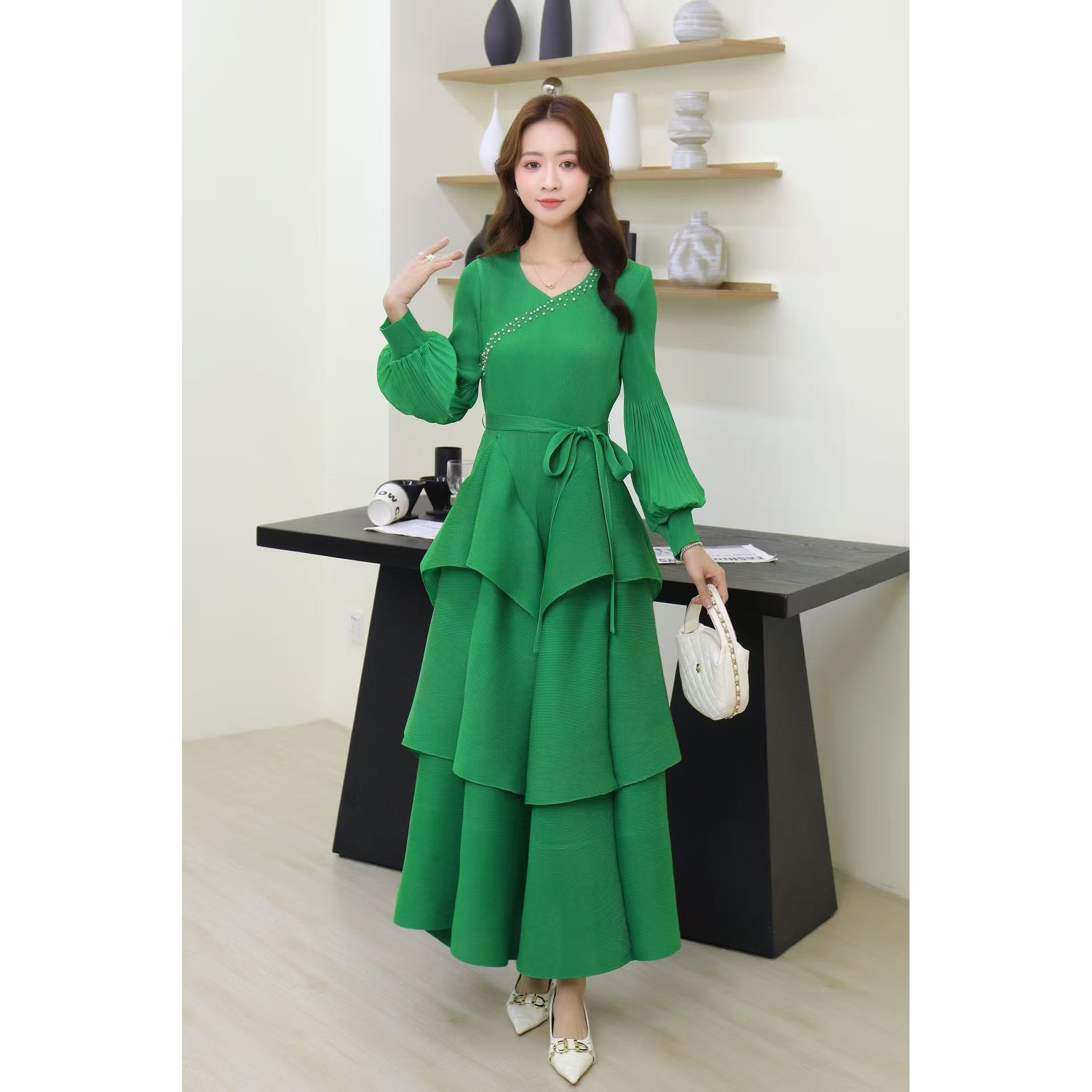 Miyake Cross border 2025 Wrinkled Nail Bead Cake Skirt with Strap Up for Slimming, High Waist, Trumpet Sleeve Style, Medium to Long Dress Miyake Cross border 2025 Wrinkled Nail Bead Cake Skirt with Strap Up for Slimming, High Waist, Trumpet Sleeve Style, Medium to Long Dress