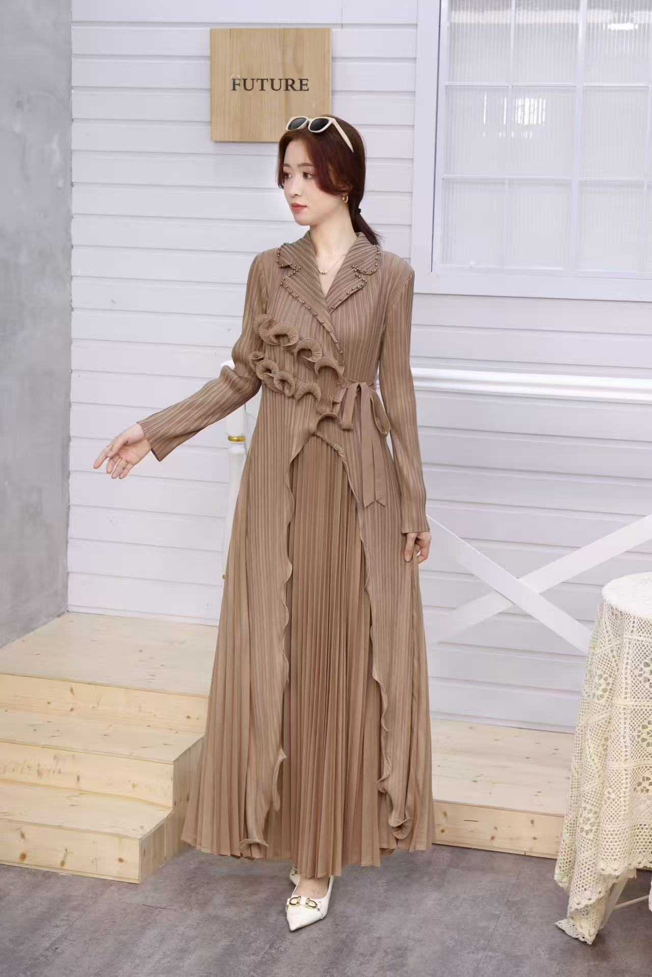 Folded autumn heavy industry nail bead lapel tie, waist cinching, irregular pleated long skirt, black fungus edge women's cross-border dress