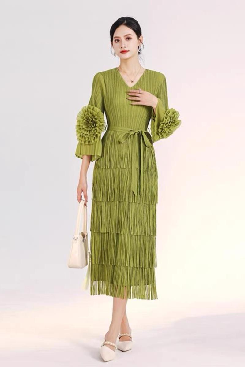 Miyake V-neck tassel plate flower sleeve belt cross-border foreign trade new pleated dress elegant slimming design for women Miyake V-neck tassel plate flower sleeve belt cross-border foreign trade new pleated dress elegant slimming design for women