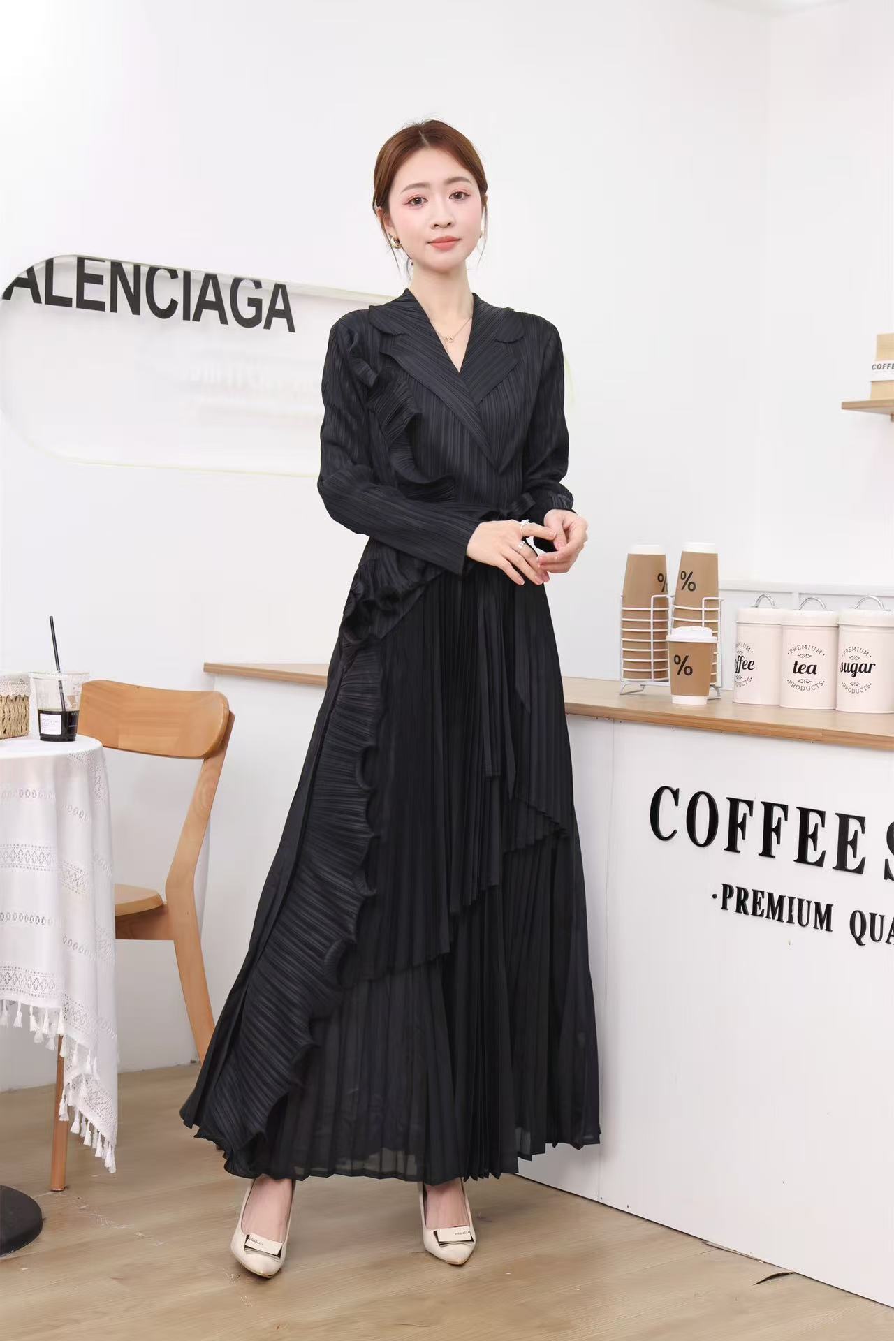 Wrinkled European and American fungus side length skirt with autumn design sense, ruffled edge straps, waist cinching suit collar dress, cross-border women's dress Wrinkled European and American fungus side length skirt with autumn design sense, ruffled edge straps, waist cinching suit collar dress, cross-border women's dress