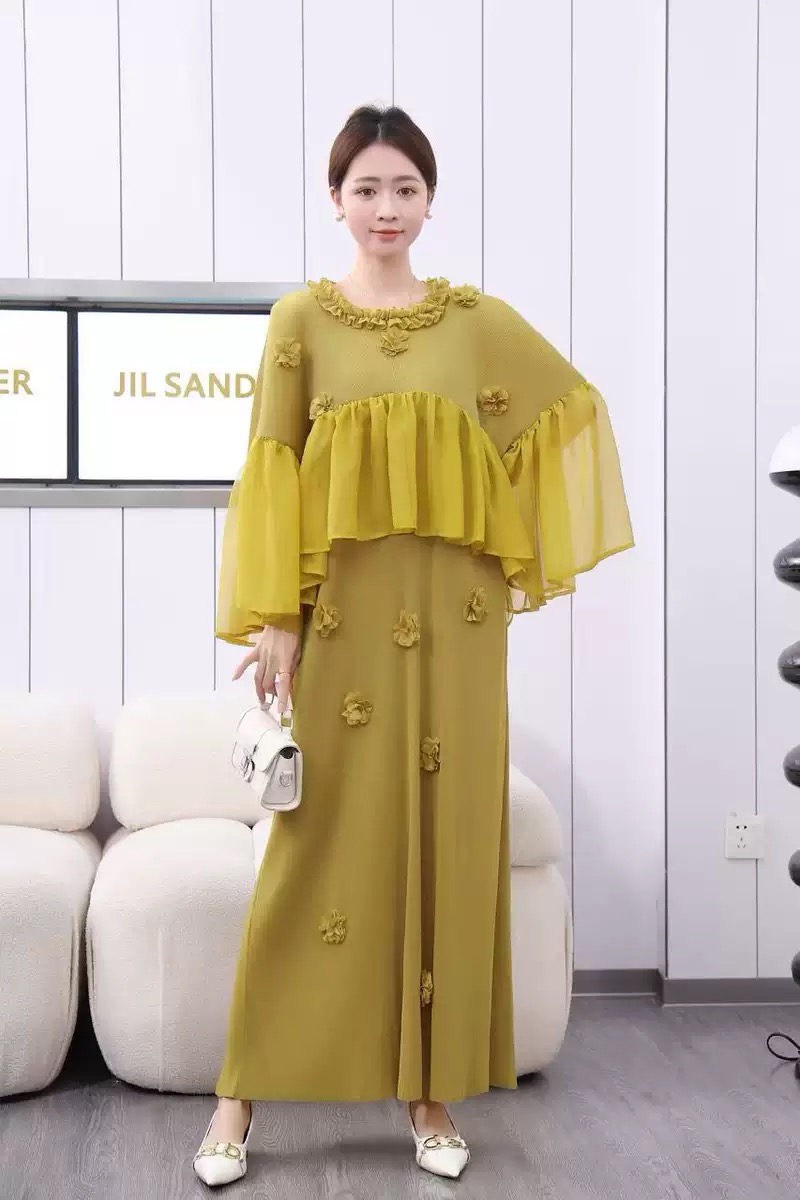 Miyake 2025 foreign trade pleated round neck three-dimensional flower decoration lotus leaf edge flared sleeves loose slimming women's dress Miyake 2025 foreign trade pleated round neck three-dimensional flower decoration lotus leaf edge flared sleeves loose slimming women's dress