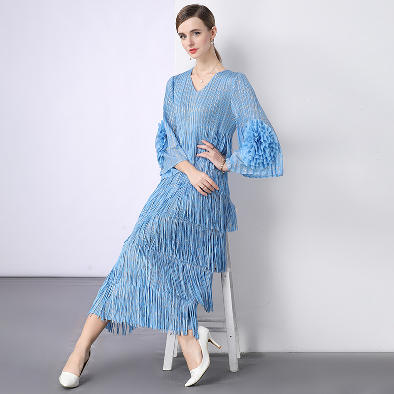 Wrinkle, gold foil, tassel, foreign trade dress, plate flower, flared sleeves, design sense, three house European and American style, autumn lace up long skirt Wrinkle, gold foil, tassel, foreign trade dress, plate flower, flared sleeves, design sense, three house European and American style, autumn lace up long skirt