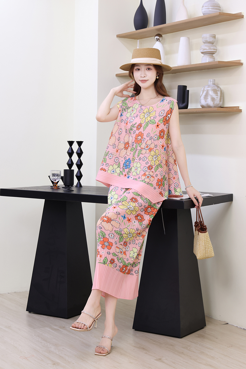 Miyake sweet floral print women's pleated loose sleeveless vest top set, high waist slimming and hip hugging skirt Miyake sweet floral print women's pleated loose sleeveless vest top set, high waist slimming and hip hugging skirt