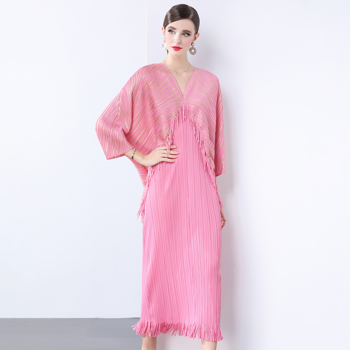 Miyake socialite elegant dress, women's European and American style fashionable V-neck batball sleeve loose hanging pleated fringe dress Miyake socialite elegant dress, women's European and American style fashionable V-neck batball sleeve loose hanging pleated fringe dress