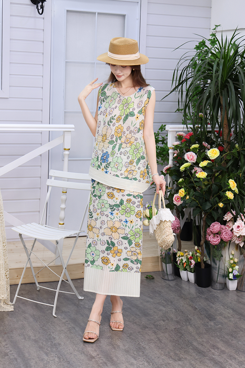 Miyake sweet floral print women's pleated loose sleeveless vest top set, high waist slimming and hip hugging skirt Miyake sweet floral print women's pleated loose sleeveless vest top set, high waist slimming and hip hugging skirt