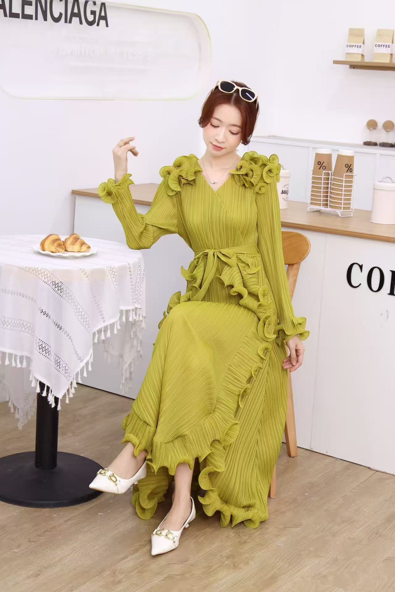 Foreign trade design with wooden ear folds, three-dimensional flower decorations, pleated heavy industry dresses, spliced lace up women's long skirts Foreign trade design with wooden ear folds, three-dimensional flower decorations, pleated heavy industry dresses, spliced lace up women's long skirts