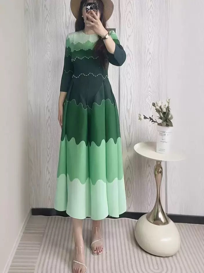 Wrinkle printed nail bead eight piece skirt, European and American cross-border heavy industry pleated color matching, waist cinching, big swing long skirt, three bedroom dress Wrinkle printed nail bead eight piece skirt, European and American cross-border heavy industry pleated color matching, waist cinching, big swing long skirt, three bedroom dress