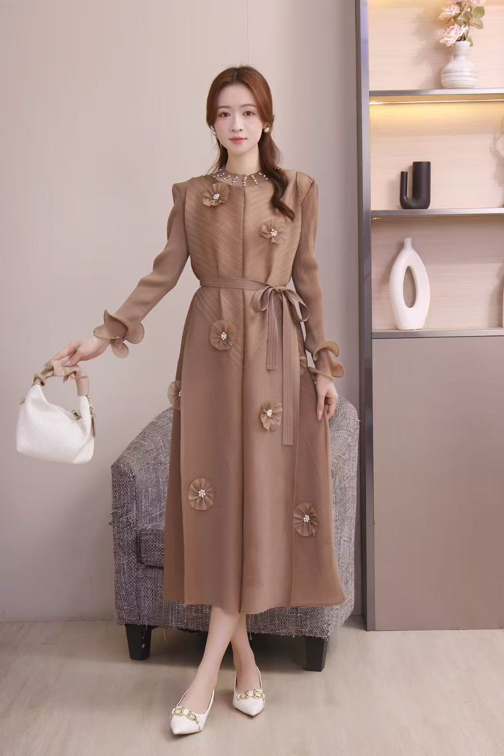 Light mature imperial sister, European and American three house cross-border nail bead three-dimensional flower tie, waist cinching, fungus edge heavy pleated dress Light mature imperial sister, European and American three house cross-border nail bead three-dimensional flower tie, waist cinching, fungus edge heavy pleated dress