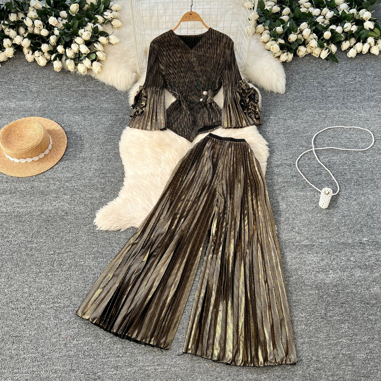 Miyake European and American retro style hot stamping pleated set, three-dimensional plate flower trumpet sleeve top+high waist wide leg long pants Miyake European and American retro style hot stamping pleated set, three-dimensional plate flower trumpet sleeve top+high waist wide leg long pants