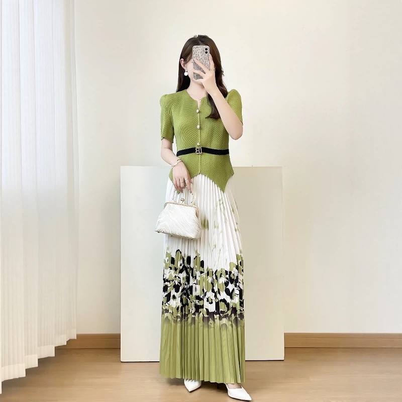 Miyake plus size set, summer new style, pleated design, waist cinching top, printed color blocked large swing skirt, two-piece set for women Miyake plus size set, summer new style, pleated design, waist cinching top, printed color blocked large swing skirt, two-piece set for women