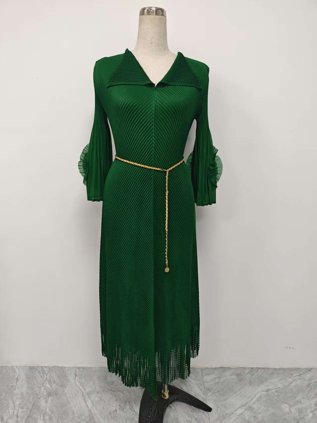 Miyake 2025 new pleated fish scale pleated dress with floral sleeves, tassel oversized women's clothing, elegant foreign trade, cross-border Miyake 2025 new pleated fish scale pleated dress with floral sleeves, tassel oversized women's clothing, elegant foreign trade, cross-border