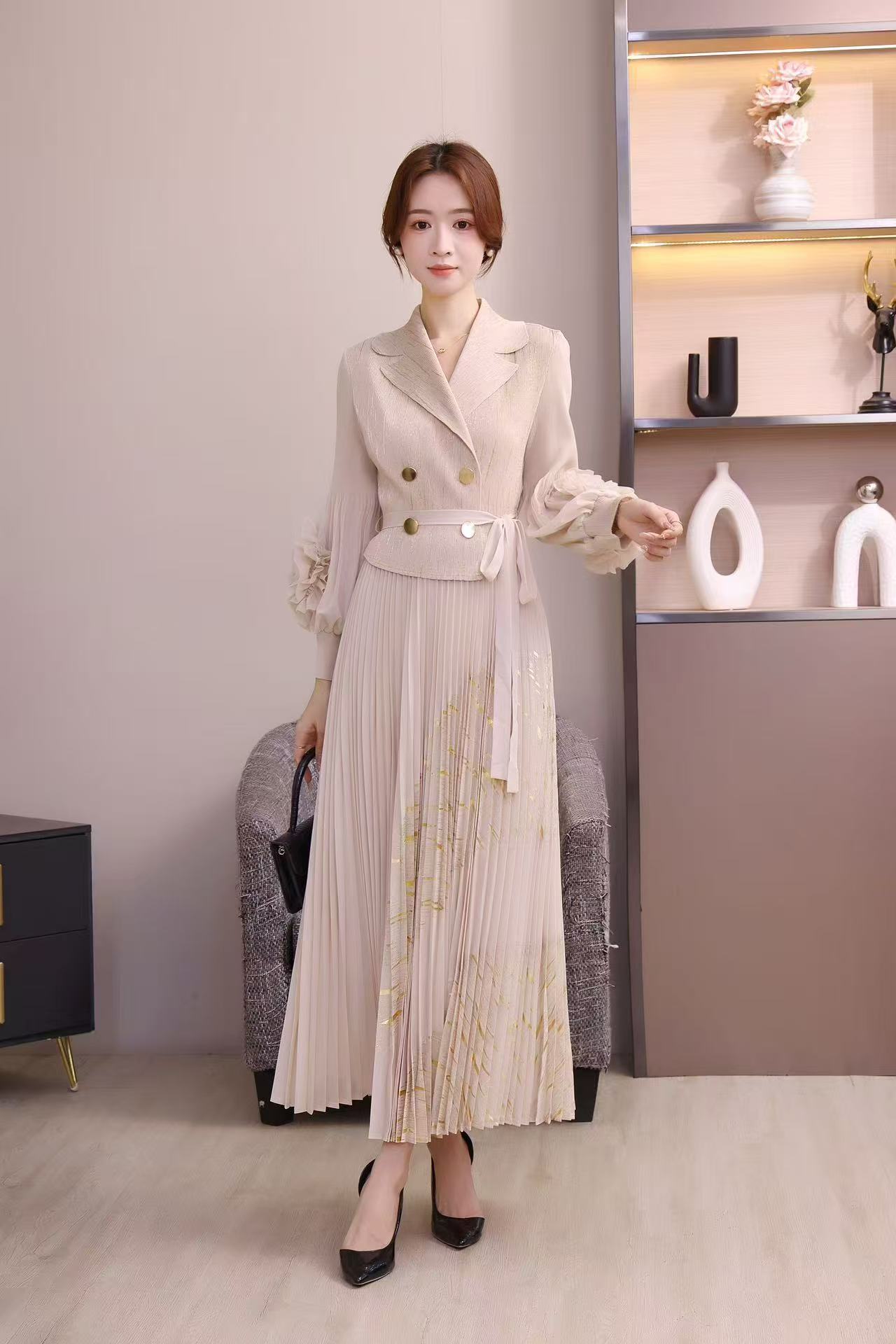 Miyake European and American foreign trade plate flower three-dimensional flower decoration pleated gold foil splicing dress lantern sleeves women's large swing skirt Miyake European and American foreign trade plate flower three-dimensional flower decoration pleated gold foil splicing dress lantern sleeves women's large swing skirt