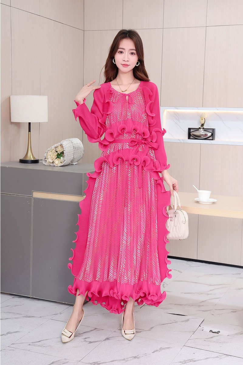Sanzhai 2025 Heavy Industry Foreign Trade Folded Fungus Edge Tight Edge Strap Splicing Gold Plated Dress with Crimson Fold Large Size Dress Sanzhai 2025 Heavy Industry Foreign Trade Folded Fungus Edge Tight Edge Strap Splicing Gold Plated Dress with Crimson Fold Large Size Dress
