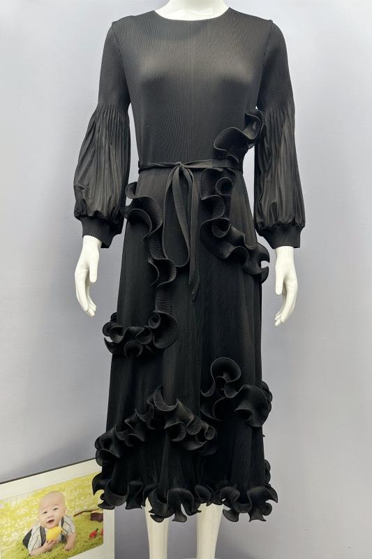 Sanzhai's new European and American style bubble sleeves with pleated black fungus edges, dense edges, three-dimensional lotus leaf edges, and high-end dress design sense Sanzhai's new European and American style bubble sleeves with pleated black fungus edges, dense edges, three-dimensional lotus leaf edges, and high-end dress design sense