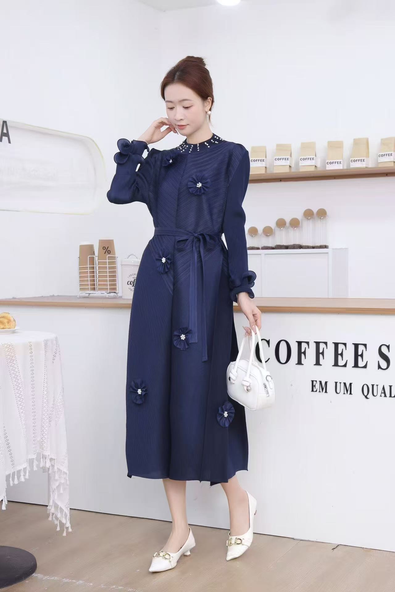 Light mature imperial sister, European and American three house cross-border nail bead three-dimensional flower tie, waist cinching, fungus edge heavy pleated dress Light mature imperial sister, European and American three house cross-border nail bead three-dimensional flower tie, waist cinching, fungus edge heavy pleated dress